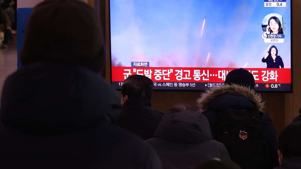 epa10349247 People watch a report on North Korea's artillery firings, at Seoul Station in Seoul, South Korea 05 December 2022. South Korea's Joint Chiefs of Staff announced that North Korea fired some 130 artillery shells into eastern and western maritime 'buffer zones' in violation of a 2018 bilateral military agreement, amid South Korea-US live-fire drills in a border region.  EPA/YONHAP SOUTH KOREA OUT