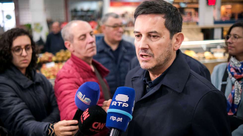 O presidente da Iniciativa Liberal (IL), Rui Rocha, fala à comunicação social durante uma visita ao mercado do Livramento, em Setúbal, 16 de janeiro de 2024. RUI MINDERICO/LUSA