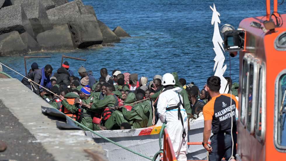 epa11402013 Migrants arrive at La Restinga harbor after being rescued while trying to reach Spain's coasts, in El Hierro island, Canary Islands, Spain, 10 June 2024. The Canary Islands experienced two days of boat arrivals. On 09 June, five boats arrived on the islands with 260 Maghreb and sub-Saharan migrants on board.  EPA/GELMERT FINOL