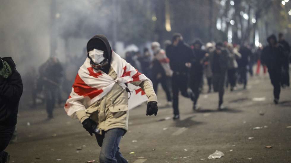 epa11750515 Police use tear gas to disperse Georgian opposition supporters protesting in front of the Parliament building in Tbilisi, Georgia, 30 November 2024. Thousands of pro-EU activists demonstrated in the Georgian capital of Tbilisi to protest against the country's ruling party decision to suspend accession talks with the European Union (EU) until the end of 2028.  EPA/DAVID MDZINARISHVILI