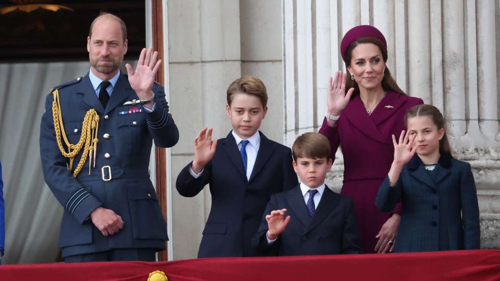 epa12075138 (L-R) William, Prince of Wales, Prince George, Prince Louis, Catherine the Princess of Wales and Princess Charlotte wave from the balcony of Buckingham Palace following the military procession to commemorate the 80th anniversary of Victory in Europe (VE Day) in London, Britain, 05 May 2025. Around 1,000 UK service personnel from the Royal Navy, the Royal Marines, the British Army and the Royal Air Force will join the procession, including personnel from the Ukrainian armed forces who have been deployed to the UK on Operation Interflex.  EPA/NEIL HALL