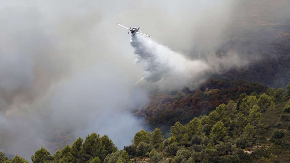 epaselect epa13157806 An aircraft drops water to extinguish a forest fire in Tirig, Castellon, Spain, 09 August 2026. The fire, which started 07 August 2026, has forced dozens of residents of Cati to shelter in place as efforts continue to put out the fire, which has already burned some 244 hectares.  EPA/ANA ESCOBAR