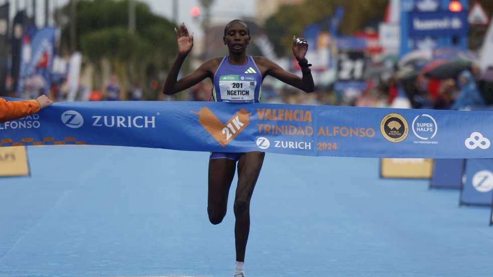 epaselect epa11686357 Kenyan athlete Agnes Jebet Ngetich crosses the finishing line to win the Valencia's Half Marathon held in Valencia, eastern Spain, 27 October 2024  EPA/Biel Alino