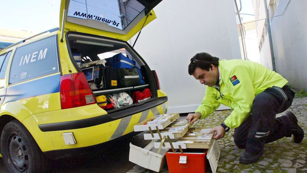 O responsável reconheceu que a associação envolvida no acordo tem uma "vasta experiência na formação de bombeiros, tripulante de ambulância de socorro e transporte", mas sublinhou: "Não são especialistas de coisa nenhuma"