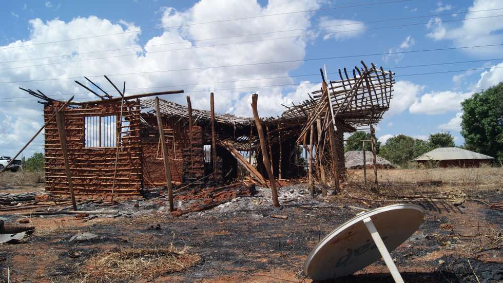 Ruínas de uma casa destruída por rebeldes na aldeia 19 de outubro, em Quissanga, Cabo Delgado, Moçambique, 21 de agosto de 2021. As vilas e aldeias devastadas por rebeldes nos distritos de Quissanga e Macomia têm as marcas do terror estampadas em cada esquina e, entre ruínas, ensaia-se a reconstrução, mas o trauma é grande e paira ainda o medo entre as comunidades (ACOMPANHA TEXTO DO DIA 23 DE AGOSTO DE 2021). LUÍSA NHANTUMBO/LUSA