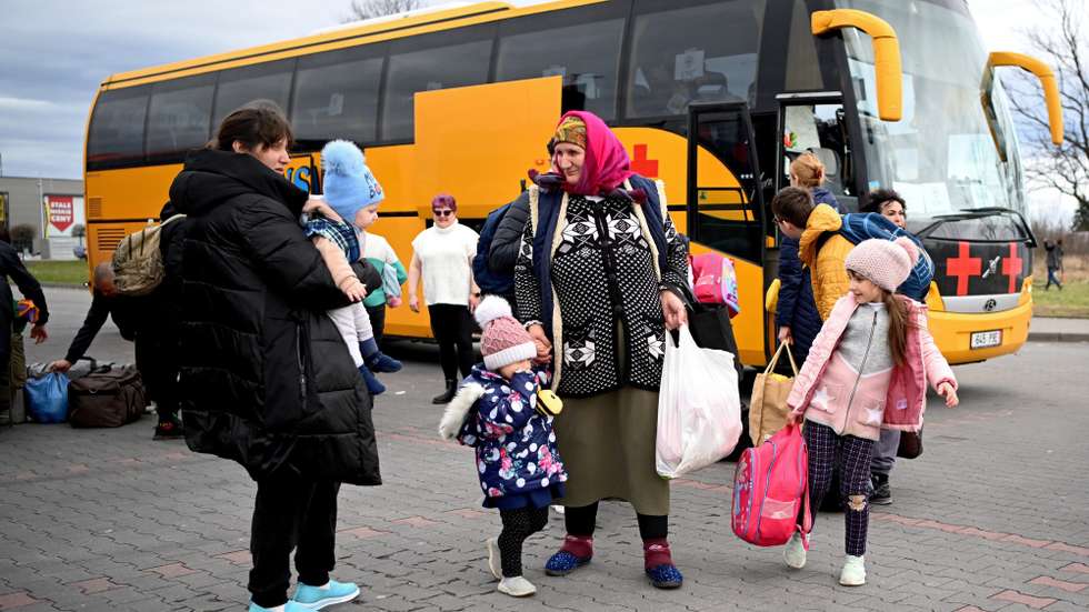 epa09880401 A war refugees from Ukraine upon arrival at the Humanitarian Aid Center in Przemysl, Poland 09 April 2022. Today marks 45 days of Russian aggression against Ukraine.  EPA/Darek Delmanowicz POLAND OUT