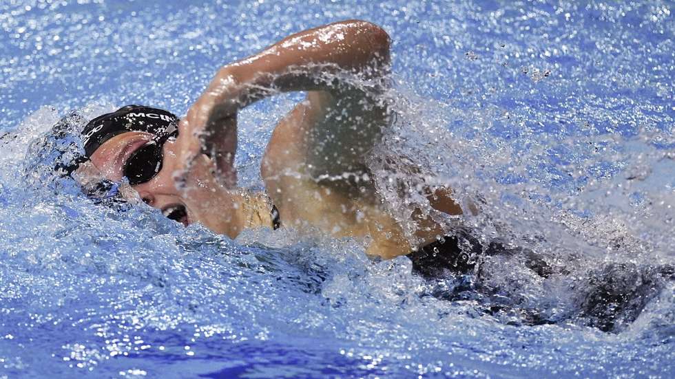 epa11777359 Summer McIntosh of Canada competes in the final of women's 400m medley of the World Aquatics Swimming Championships in Duna Arena in Budapest, Hungary, 14 December 2024. McIntosh won the gold medal.  EPA/ROBERT HEGEDUS HUNGARY OUT