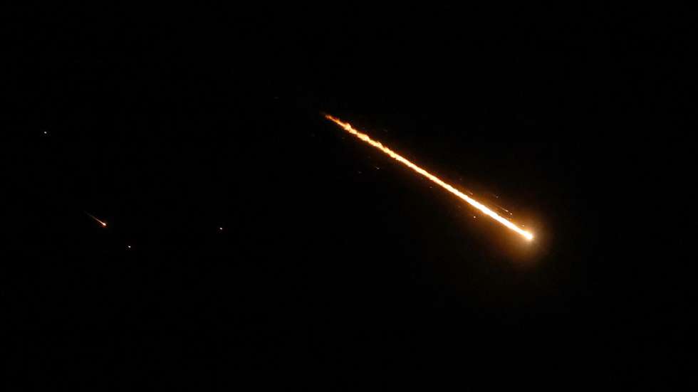 epaselect epa12855310 A projectile crosses the sky above the West Bank city of Nablus, 27 March 2026. The Israeli military reported that it had detected missiles launched from Iran toward Israel, several of which struck central Israel.  EPA/ALAA BADARNEH
