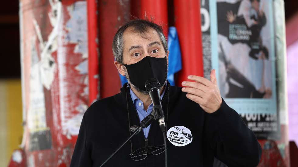 O secretário-geral da Federação Nacional dos Professores (Fenprof), Mário Nogueira, discursa durante um protesto de dirigentes e delegados sindicais, em frente ao Ministério da Educação, em virtude de ainda não ter sido marcada uma reunião solicitada ao ministro da Educação, Tiago Brandão Rodrigues (ausente na foto), em Lisboa, 13 de novembro de 2020. Esta concentração é também uma oportunidade para divulgar o inquérito que a Fenprof irá promover numa ampla consulta aos professores sobre as condições de segurança sanitária nas escolas, aspetos de natureza pedagógica, ordem socioprofissional e, ainda, sobre o recurso à ação e luta reivindicativas, dois meses após o início do ano letivo. ANTÓNIO PEDRO SANTOS/LUSA
