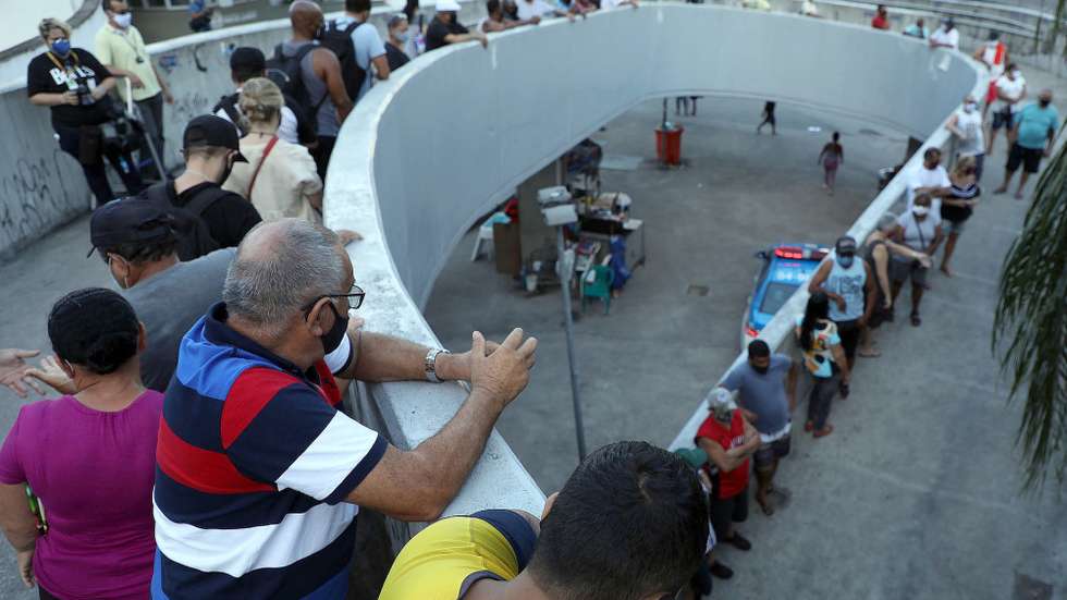 epa08851204 People stand in a line prior voting during the second round of Municipal elections at a polling station in Rio de Janeiro, Brazil, 29 November 2020. Brazil is holding the second round of municipal elections in the country on 29 November.  EPA/FABIO MOTTA