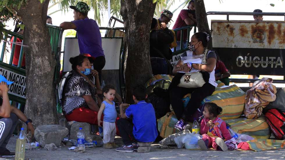 epa08750582 Venezuelan citizens in transit to their country arrive at a health camp set up with the help of the United Nations Agency for Refugees (Acnur), in Cucuta, Colombia, 15 October 2020 (issued 16 October). The crisis in Venezuela, aggravated by the shortage of gasoline, has the main border crossing with Colombia on the brink of humanitarian collapse, where thousands of people who want to leave the Caribbean nation mix daily with those who seek to return driven by poverty and covid-19 pandemic.  EPA/MARIO CAICEDO