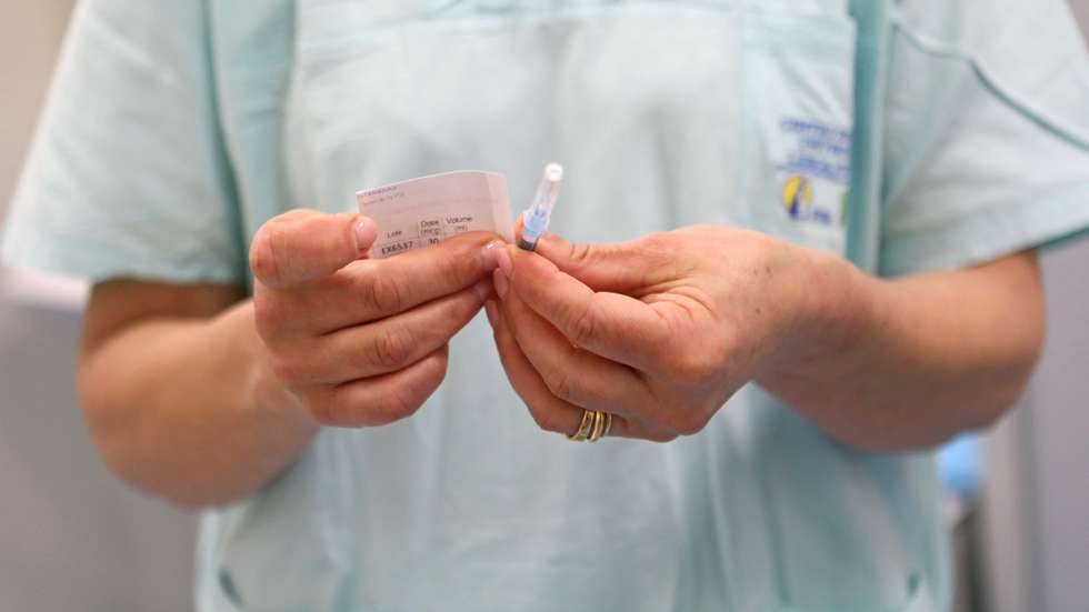 Uma enfermeira prepara-se para administrar uma dose da vacina contra a covid-19 no Centro Hospitalar e Universitário Lisboa Norte, E.P.E, em Lisboa, 13 de maio de 2021. O secretário de Estado Adjunto e da Saúde, António Lacerda Sales, e o coordenador da 'task force' da vacinação contra a covid-19, Henrique Gouveia e Melo (ausentes da foto), visitaram hoje o Centro Hospitalar onde decorre a vacinação de doentes em contexto de consulta externa. ANTÓNIO PEDRO SANTOS/LUSA