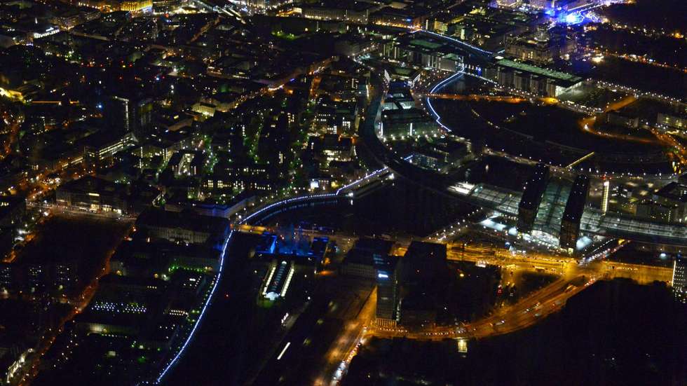 epaselect epa04481748 An aerial view on the line comprised of hundreds of illuminated balloons tracing the course of the former Berlin Wall past the main train station (R)  in Berlin, Germany, 08 November 2014.  Germany on 07 November launched its celebrations marking the 25th anniversary of the fall of the Berlin Wall when it switched on a 15-kilometre-long so-called 'Border of Lights 2014'  in the nation's capital that illuminates where the notorious former Berlin Wall stood.  EPA/RAINER JENSEN