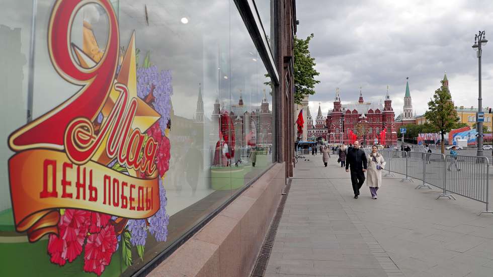epa10615455 People walk at the Tverskaya street outside the Kremlin in Moscow, Russia, 08 May 2023. Russia celebrates the 78th anniversary of the 1945 victory over Nazi Germany in World War II on 09 May.  EPA/MAXIM SHIPENKOV