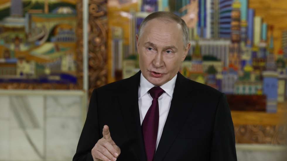 epa12564806 Russian President Vladimir Putin speaks to the media after attending a plenary session of the 16th VTB Investment Forum 'Russia Calling!' in Moscow, Russia, 02 December 2025. The forum runs from 02 to 03 December 2025.  EPA/SERGEI ILNITSKY