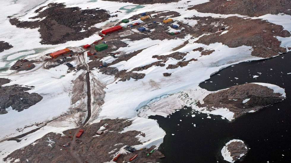 epa01218696 The Australian Antarctic research station of Casey (left) overlooks Vincennes Bay, and lies 65 kms from the purpose-built Wilkins glacial blue ice runway where the first Airbus A319 jet to carry passengers from Hobart to Antarctica landed, 11 January 2008. The historic flight began the world's first commercial air service to Antarctica and will radically expand Australian scientists' ability to study the effects climate change is having on Antarctica's fragile environment.  EPA/TORSTEN BLACKWOOD/POOL AUSTRALIA AND NEW ZEALAND OUT