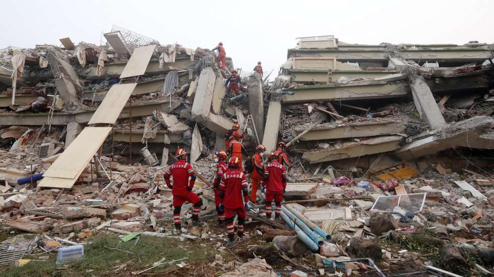 epa12001611 Chinese rescuers search for earthquake victims at the collapsed Sky Villa in Mandalay, Myanmar, 31 March 2025. More than 1,600 people have been killed and thousands injured after a 7.7-magnitude earthquake struck the country on 28 March, according to the Myanmar government.  EPA/NYEIN CHAN NAING