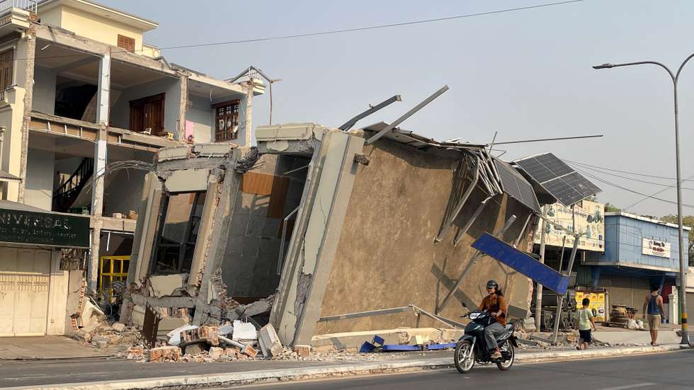epaselect epa12002457 A motorcyclist drives passa collapsed building in Mandalay, Myanmar, 01 April 2025. Myanmar’s military government has declared a week of national mourning after a 7.7-magnitude earthquake struck the country on 28 March, killing more than 2,000 people and injuring thousands, according to the government.  EPA/NYEIN CHAN NAING