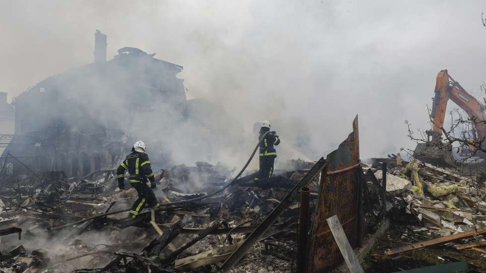 epaselect epa12133431 Ukrainian rescuers work at the site of a residential area struck by a rocket as a result of an overnight strike in a village near Kyiv, Ukraine, 25 May 2025, amid the ongoing Russian invasion. At least 12 people were killed across Ukraine, including children, and dozens more were injured, after Russia launched a large-scale attack with at least 69 missiles and nearly 300 drones in 13 different regions, the State Emergency Service confirmed on 25 May.  EPA/SERGEY DOLZHENKO