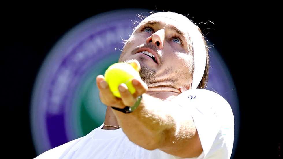 epaselect epa13080474 Alexander Zverev of Germany serves during his Men's Singles second round match against Valentin Royer of France at the Wimbledon Championships in London, Britain, 02 July 2026.  EPA/TOLGA AKMEN