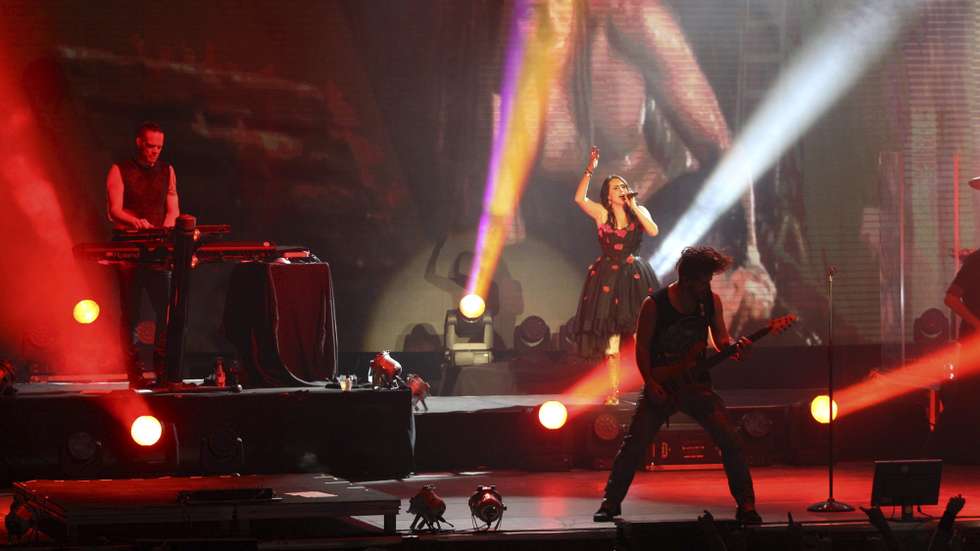 epa05086446 Dutch group Within Temptation performs on stage at Actual 2016 Festival in Logroño, northern Spain, 02 January 2016.  EPA/Abel Alonso