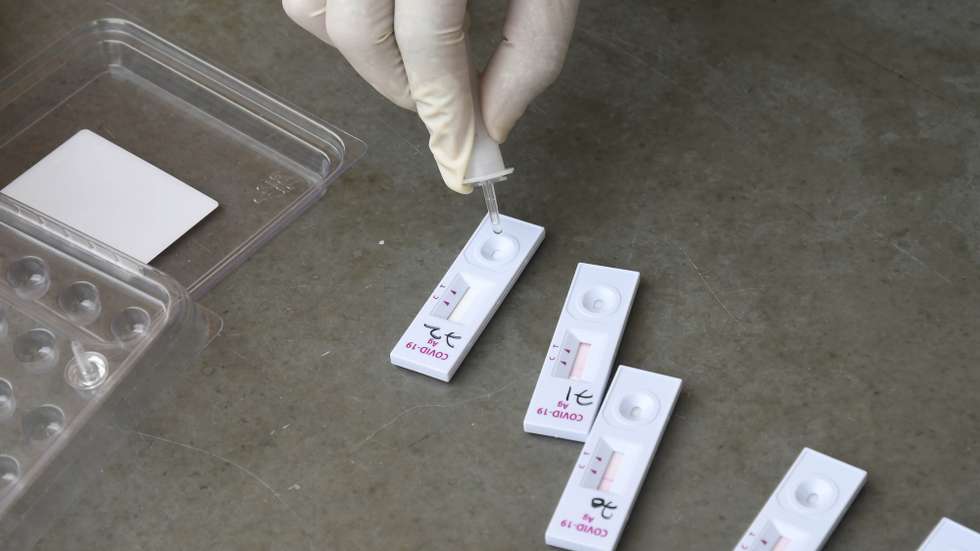 epa08544982 A medical personnel collects sample for antibody test during a serological survey in New Delhi, India 14 July 2020. Serological survey was first conducted in May by the Indian Council of Medical Research in collaboration with state health departments, National Centre for Disease Control and World Health Organization. The first part of the survey aimed at detecting the number of people infected with COVID-19 in general population, while the second one aimed at finding out the number of people infected with COVID-19 in containment zones of hotspots.  EPA/STR