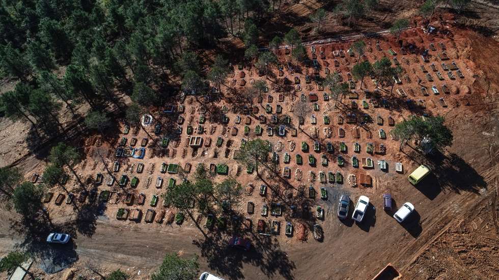 epa08837321 An aerial picture taken by drone shows newly buried graves of Covid-19 victims at the Baklaci cemetery in Istanbul, Turkey, 23 November 2020.  Istanbul mayor Ekrem Imamoglu said that 184 people died due to Covid-19 in Istanbul on 22 November 2020. The Turkish government has introduced partial curfews and other measures to curb increasing COVID-19 cases in the country, while health experts call for a full lockdown and more transparency in pandemic data.  EPA/ERDEM SAHIN