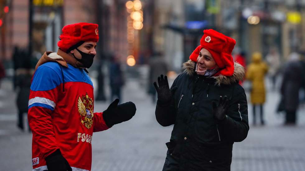 epa08911257 Two men chat on a street in Moscow, Russia, 30 December 2020. According to official information, Russia registered 26,513 new cases of the SARS-CoV-2 coronavirus that causes the COVID-19 disease in the past 24 hours, included 5,105 in Moscow.  EPA/YURI KOCHETKOV