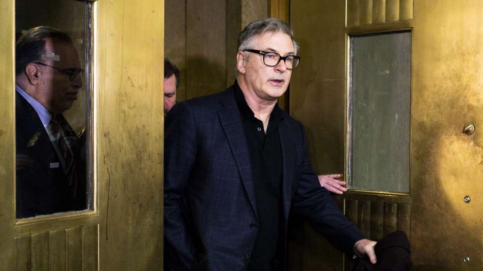 epaselect epa07312358 Actor Alec Baldwin (C) departs courtroom after a hearing at Manhattan Criminal Court on charges that he allegedly punched a man during a dispute on 02 November 2018 over a parking spot in New York, New York, USA, 23 January 2019. Baldwin plead guilty to a charge of 2nd degree harassment and will reportedly be required to take an anger management class.  EPA/JUSTIN LANE