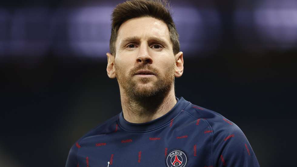 epa09639119 Paris Saint Germain's Lionel Messi warms up before the Ligue 1 match between Paris Saint Germain and AS Monaco in Paris, France, 12 December 2021.  EPA/IAN LANGSDON