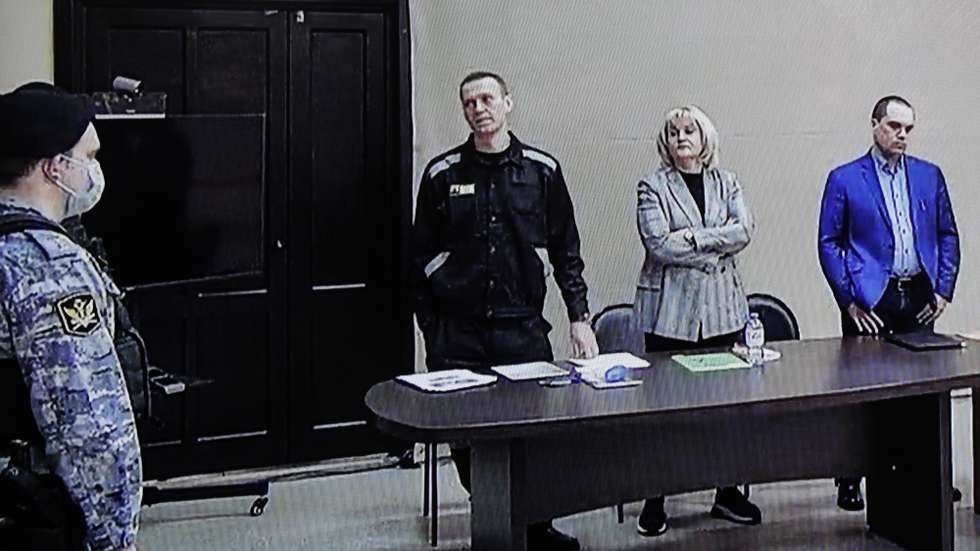 epaselect epa09841676 Russian opposition leader and activist Alexei Navalny (C) and his lawyer Olga Mikhailova (2-R) are seen on a monitor screen during an offsite court session in the penal colony N2 (IK-2) in Pokrov, Vladimir region, Russia, 22 March 2022. The Lefortovo Court of Moscow, at an offsite hearing in correctional colony 2, on March 22 announced the verdict against Russian opposition leader Alexei Navalny in the case of fraud and insulting the court. The founder of the Anti-Corruption Foundation, Alexei Navalny, was poisoned in the summer of 2020 and taken to Berlin for treatment, from where he flew to Moscow in January 2021. Immediately upon his return to Russia, he was detained and arrested. Since March 2021, he has been in a colony in the city of Pokrov, Vladimir Region.  EPA/YURI KOCHETKOV