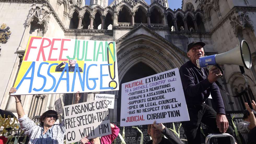 epa11355076 Supporters hold placards outside the High Court during WikiLeaks' founder Julian Assange's extradition appeal hearing in London, Britain, 20 May 2024. Julian Assange is facing his final extradition hearing at London's High Court on 20 May. Two judges have said that unless assurances are given by the US he would be able to bring an appeal on three grounds. In April 2024 the US provided assurances to the court that Assange would not face death penalty and could rely on the First Amendment right to free speech, and a follow up hearing will now take place for approximately two hours. Assange is facing 175 years in a US prison if the hearing goes against him.  EPA/NEIL HALL