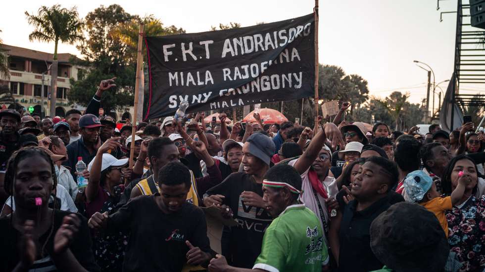 epa12451682 Protesters gather outside City Hall in Antananarivo, Madagascar, 13 October 2025. Madagascar's embattled President Andry Rajoelina has denounced a coup attempt after CAPSAT, an elite army unit, has refused to shoot on unarmed protesters and decided to join them instead.  EPA/HENITSOA RAFALIA