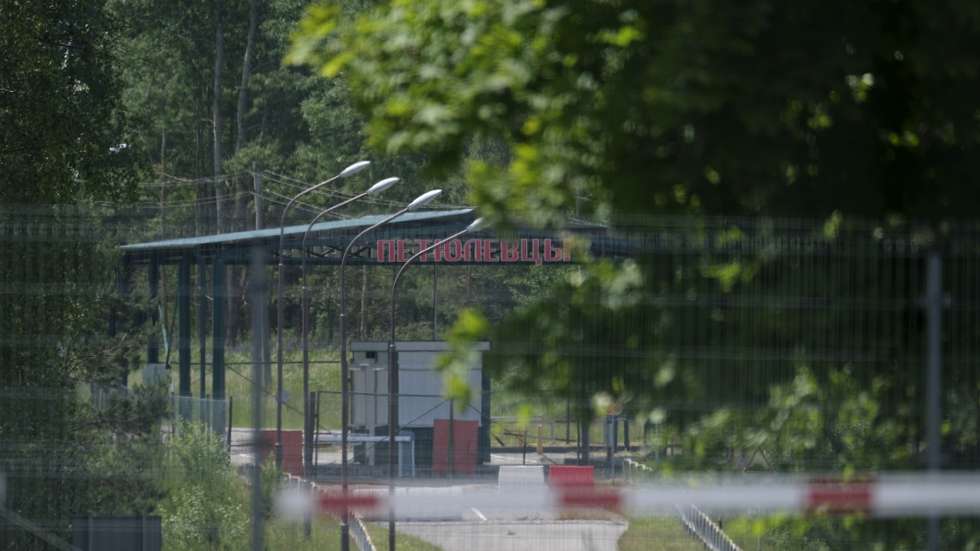epa09274908 A border crossing point between Rakai, in Lithuania, and Petjulevci, in Belarus, is temporarily closed due to the measures to curb the spreading of the Covid-19 pandemic, in Rakai, Lithuania, 15 June 2016. According to official Lithuanian data, more than 380 illegal migrants from Belarus tried to enter Lithuania unril now in this year. The number is almost five times higher than in the entire year 2020.  EPA/VALDA KALNINA