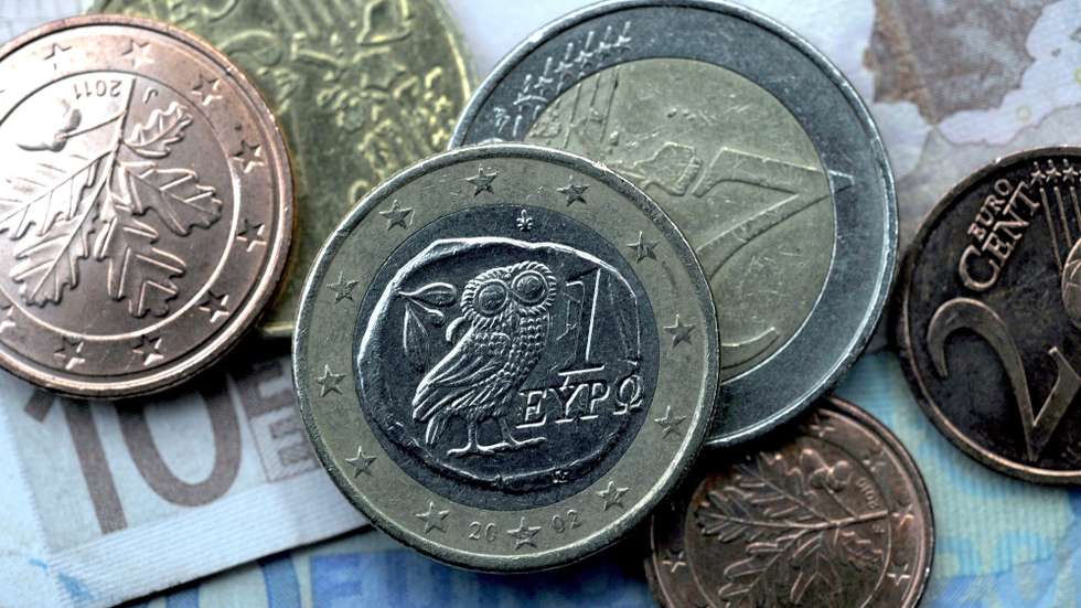 epa03115320 Euro notes and coins lie on a table in Cologne, Germany, 21 February 2012. The national bankruptcy of Greece has been averted for the time being - and at the last moment. After months of struggling, European finance ministers have decided on the new aid package. Private and public creditors will have to contribute more than planned.  EPA/FEDERICO GAMBARINI