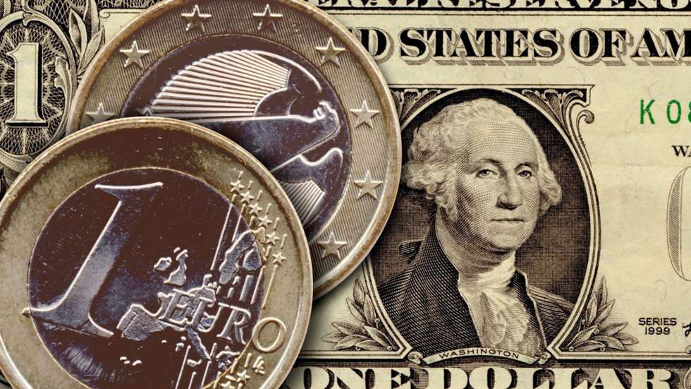 A desvalorização da moeda única da zona euro deve-se ao fortalecimento do dólar, sustentado na política monetária da Reserva Federal que, ao contrário do Banco Central Europeu (BCE), mostrou, muito antes, a sua determinação em prosseguir uma política agressiva de aumento dos juros para combater a inflação