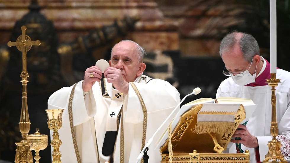 epa08903059 Pope Francis leads a Christmas Eve mass to mark the nativity of Jesus Christ, at St Peter's basilica in the Vatican, 24 December 2020.  EPA/VINCENZO PINTO / POOL