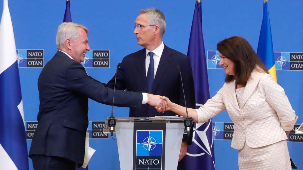 epa10052959 Finland's Minister of Foreign Affairs Pekka Haavisto (L) and Sweden's Minister of Foreign Affairs Ann Linde (R) shake hands next to NATO Secretary General Jens Stoltenberg (C) at the end of a joint press conference after the signature of the accession protocols to NATO of Finland and Sweden, at NATO headquarters in Brussels, Belgium, 05 July 2022.  EPA/STEPHANIE LECOCQ