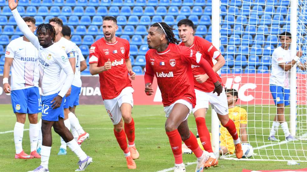 O jogador do Santa Clara, Matheus Nunes (C), festeja o golo durante o jogo da Primeira Liga de Futebol contra o Alverca, realizado no Estádio de São Miguel, em Ponta Delgada, ilha de São Miguel, Açores, 20 de setembro de 2025. EDUARDO COSTA/LUSA