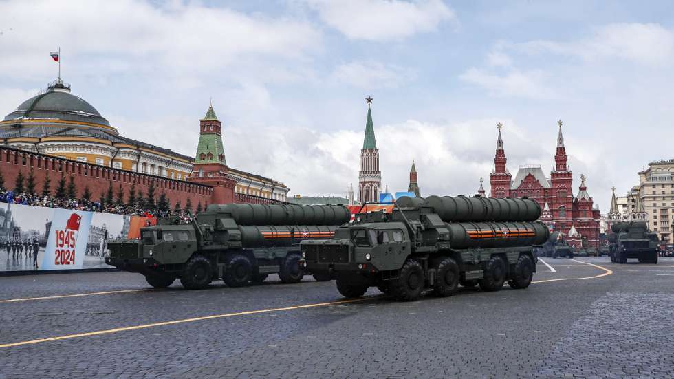 epa11328529 Russian S-400 Triumf mobile surface-to-air missile systems take part in the Victory Day military parade on the Red Square in Moscow, Russia, 09 May 2024. Russia marks the 79th anniversary of the victory in World War II over Nazi Germany and its allies. The Soviet Union lost 27 million people in the war.  EPA/YURI KOCHETKOV