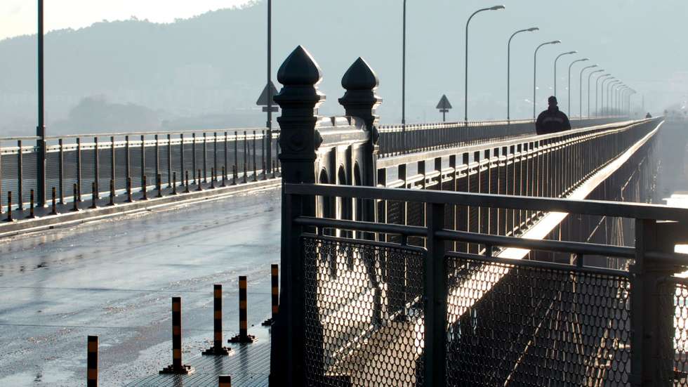 A ponte rodoferroviária liga a freguesia de Viana do Castelo (Santa Maria Maior e Monserrate) e Meadela, na margem norte, à freguesia de Darque, no lugar do Cais Novo, na margem sul