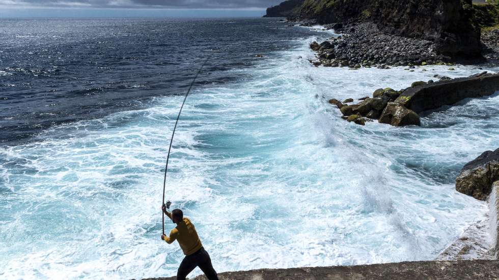 Um popular pesca numa praia do concelho do Nordeste, Ilha de São Miguel, Açores, 18 de maio de 2020.  O concelho do Nordeste foi último do país a sair da cerca sanitária por causa da covid-19. EDUARDO COSTA /LUSA