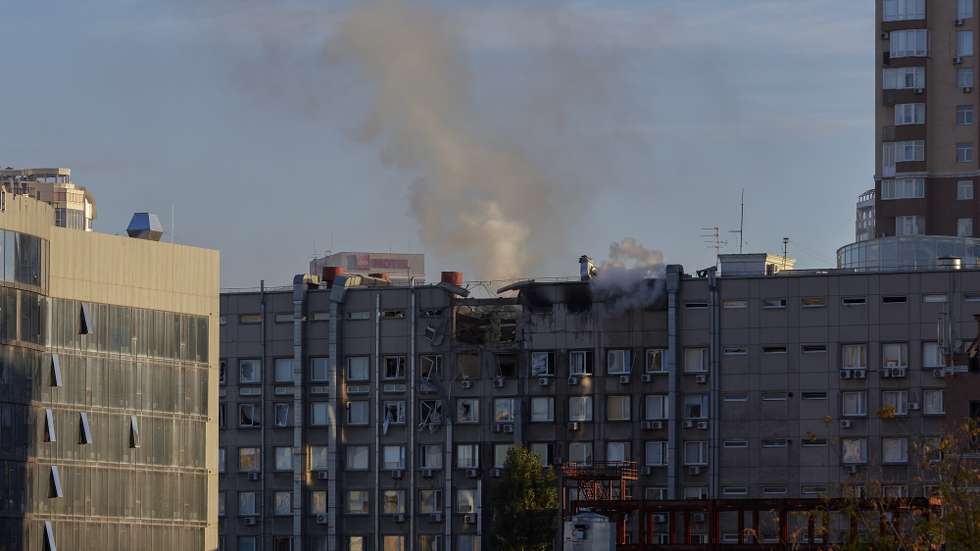 epa10248561 Smoke billows from a damaged building after shelling in downtown Kyiv (Kiev), Ukraine, 17 October 2022, amid the Russian invasion. Several residential buildings were damaged as a result of attacks by 'kamikaze drones' targeting the Ukrainian capital, Kyiv Mayor Vitali Klitschko said on telegram. At least one person has died, he added. Russian troops on 24 February entered Ukrainian territory, starting a conflict that has provoked destruction and a humanitarian crisis.  EPA/VADYM SARAKHAN