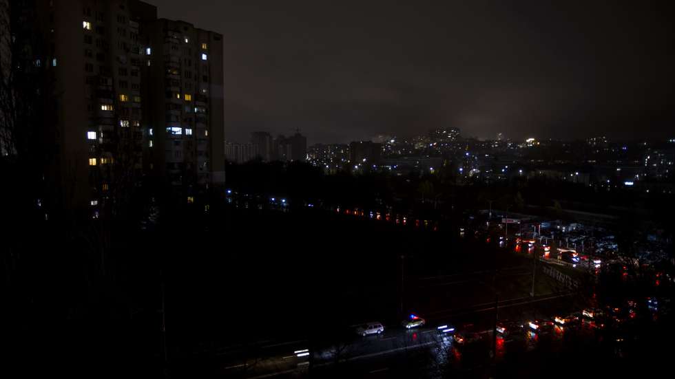 epa10323854 A part of the city is less lit in the residential area of Chisinau during a reduction of energy consumption following power outages, Chisinau, Moldova, 23 November 2022. Moldova faces an energy crisis after massive power outages in the capital and across the country, following Russia's bombing of the Ukrainian energy system in the afternoon of 23 November.  EPA/DUMITRU DORU