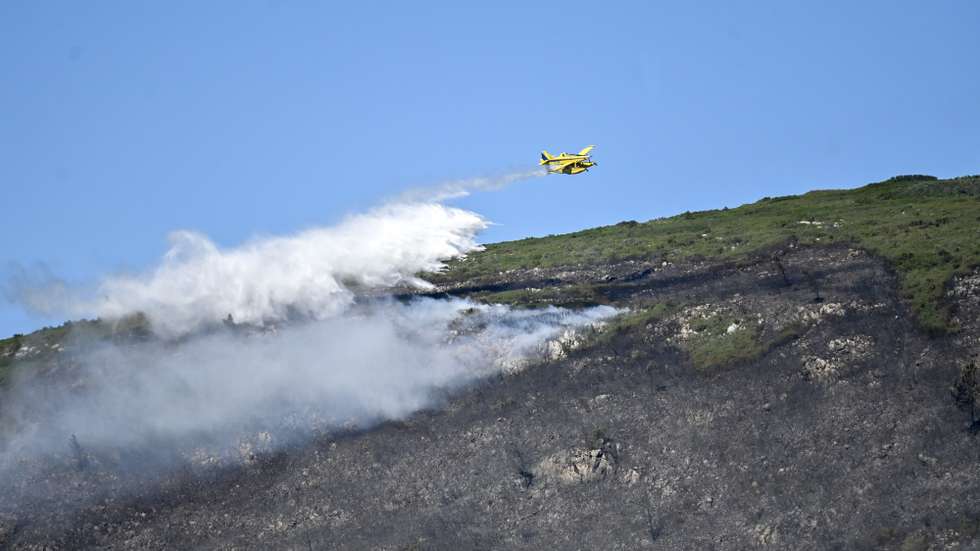 Uma aeronave combate o incêndio que deflagrou na quarta-feira na serra do Montejunto que mobiliza mais de 500 operacionais, no Cadaval, 13 de julho de 2023. CARLOS BARROSO/LUSA
