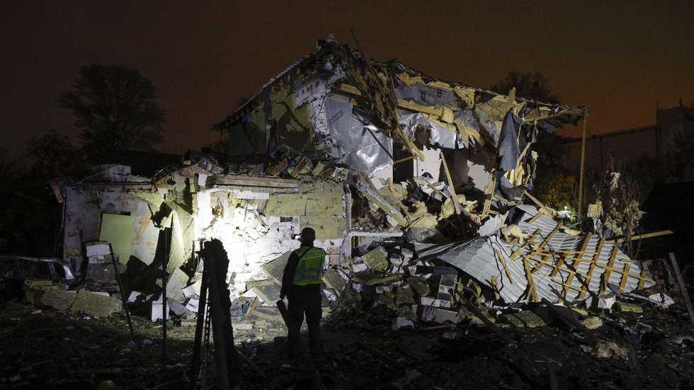 epaselect epa13321440 A Ukrainian police officer inspects the site of a Russian missile strike on a private building in a residential area in Kyiv, Ukraine, 22 October 2026, amid the ongoing Russian invasion. At least five people were injured during the overnight massive ballistic missile attack, according to the Kyiv City Military Administration report.  EPA/SERGEY DOLZHENKO