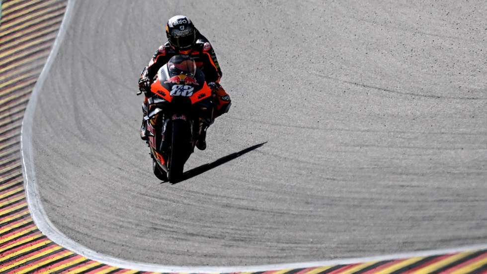 epa10020477 Portuguese  Moto GP rider Miguel Oliveira of Red Bull KTM Factory Racing team in action during the free practice session of the motorcycling Grand Prix of Germany at the Sachsenring racing circuit in Hohenstein-Ernstthal, Germany, 18 June 2022. The Motorcycling Grand Prix of Germany takes place on 19 June.  EPA/FILIP SINGER