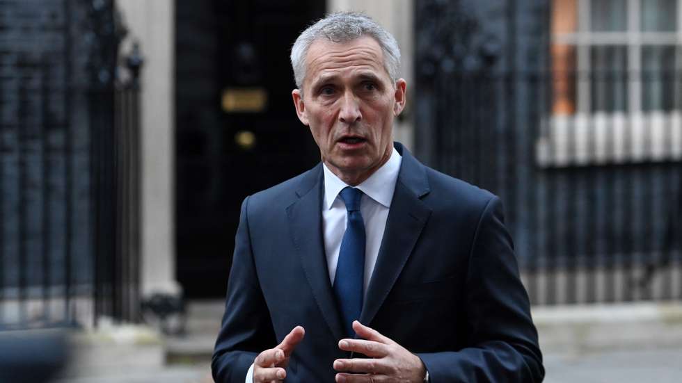 epa10296308 Nato Secretary General Jens Stoltenberg makes a statement to the media following a meeting with British Prime Minister Rishi Sunak at 10 Downing Street in London, Britain, 09 November 2022.  EPA/ANDY RAIN