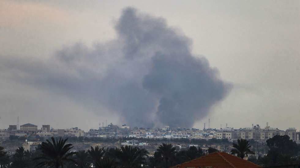 epa11147894 Smoke rises following Israeli air strike during a military operation in Khan Younis town, southern Gaza Strip, 12 February 2024. According to the Palestinian Health Ministry, more than 60 people have been killed and over 230 others have been injured in the airstrikes carried out by the Israeli military. According to a statement released by the Israeli Defense Forces (IDF), two Israeli hostages were rescued during an overnight operation in Rafah. More than 28,300 Palestinians and over 1,300 Israelis have been killed, according to the Palestinian Health Ministry and the Israel Defense Forces (IDF), since Hamas militants launched an attack against Israel from the Gaza Strip on 07 October 2023, and the Israeli operations in Gaza and the West Bank which followed it.  EPA/MOHAMMED SABER