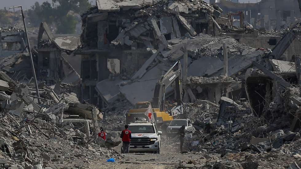 epa12499086 Fighters of the Al-Qassam Brigades, the military wing of the Hamas movement, stand guard as they search for the bodies of Israeli hostages alongside Red Cross workers in the east of the Gaza Strip, 02 November 2025. As part of a US-brokered ceasefire agreement between Israel and Hamas, heavy machinery was deployed to Khan Yunis to assist in the recovery of Israeli hostage bodies.  EPA/MOHAMMED SABER